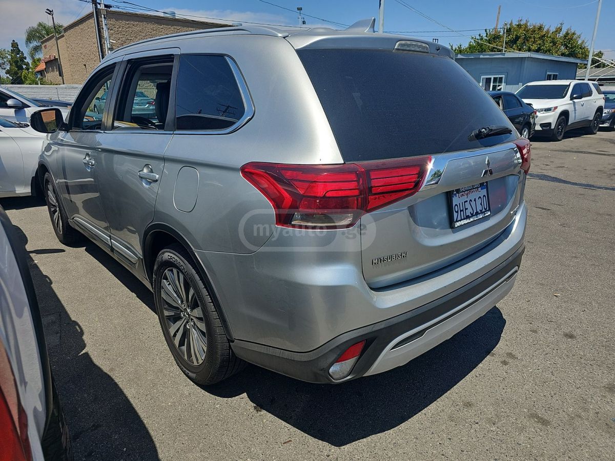Mitsubishi Outlander 2019 — photo 2