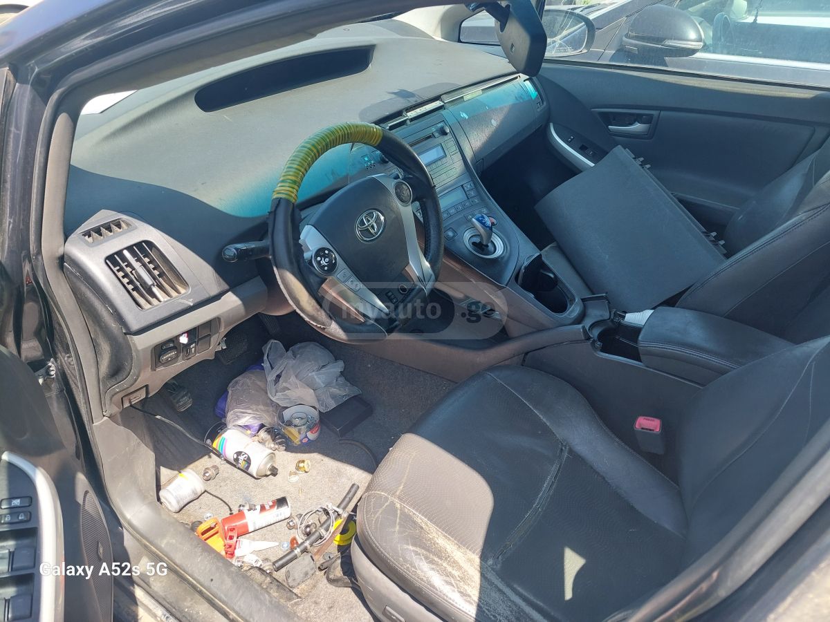 Toyota Prius 2013 — photo 2