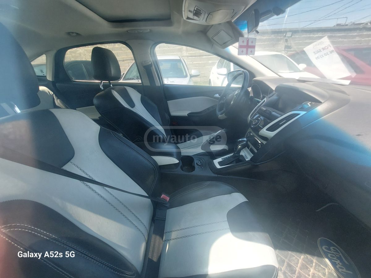 Ford Focus 2011 — photo 2