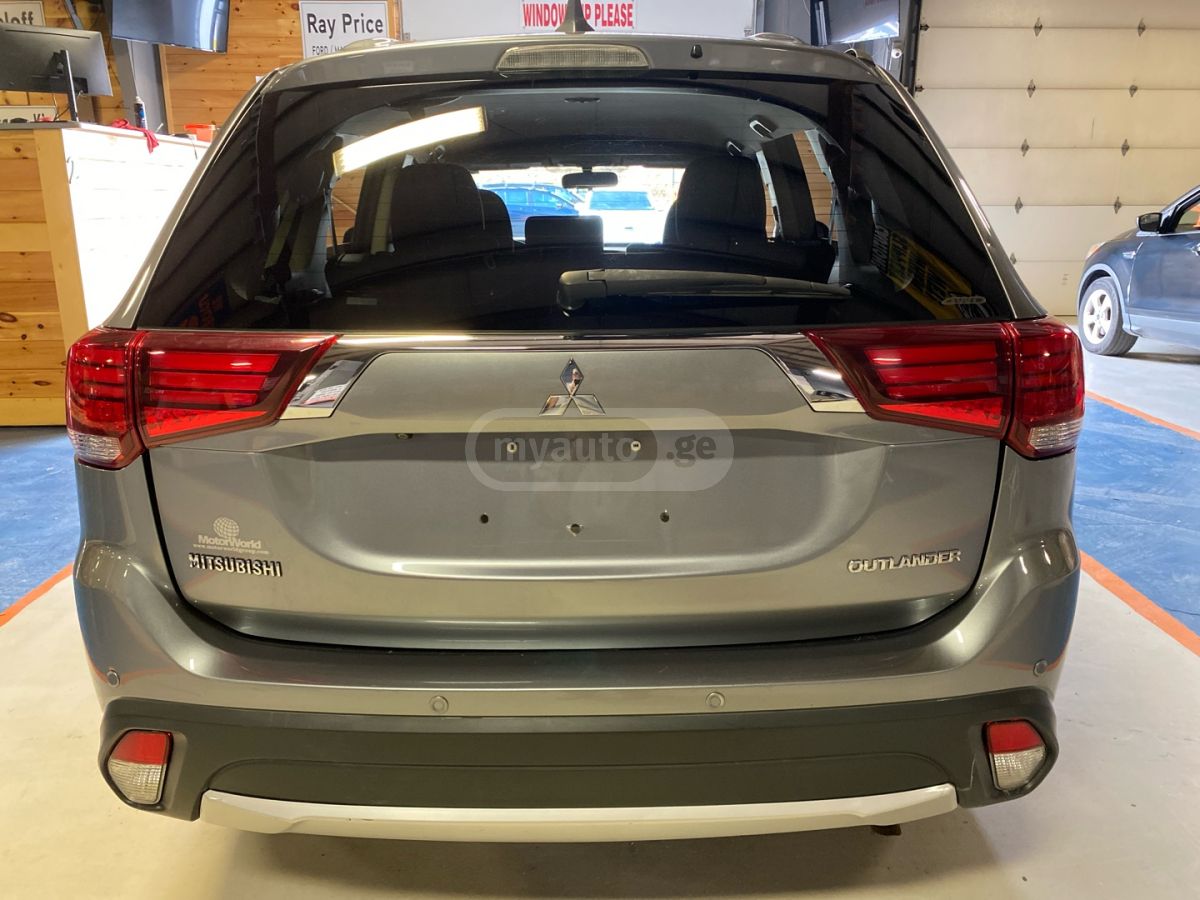 Mitsubishi Outlander 2016 — photo 2