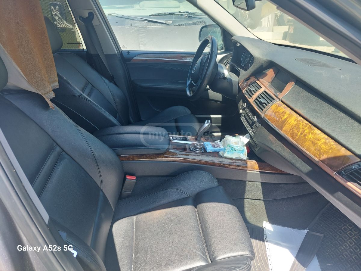 BMW X5 2010 — photo 2