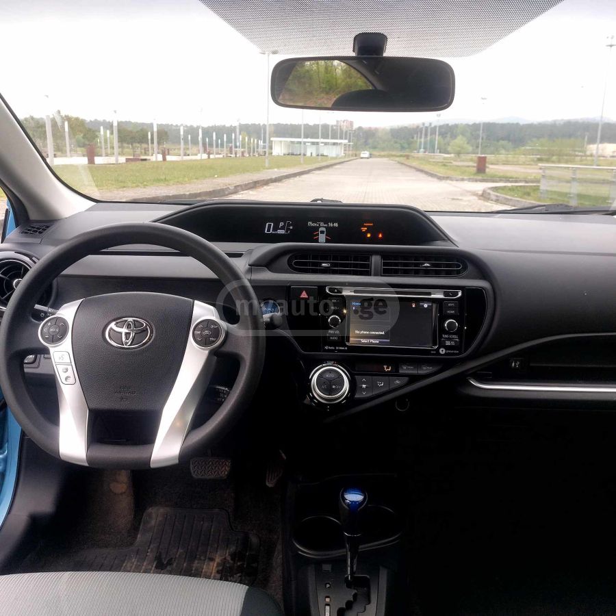Toyota Prius C 2017 — photo 2