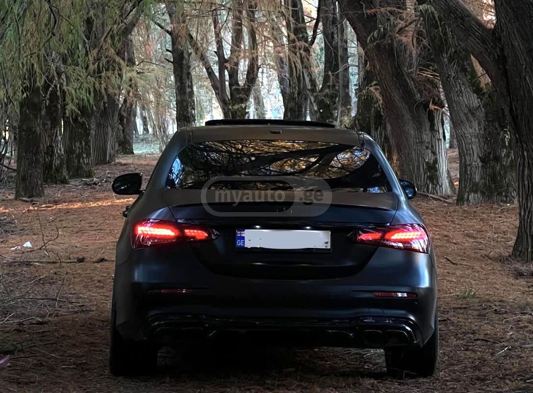 Mercedes-Benz E 300 2022 — photo 2