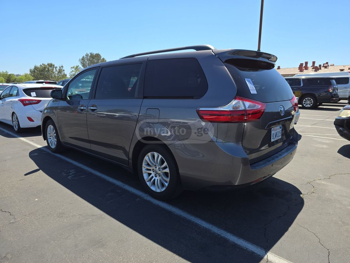 Toyota Sienna 2015 — photo 2