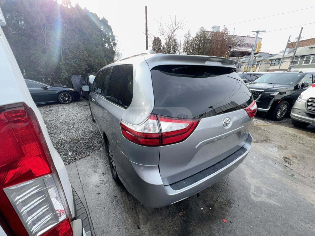 Toyota Sienna 2018 — photo 2