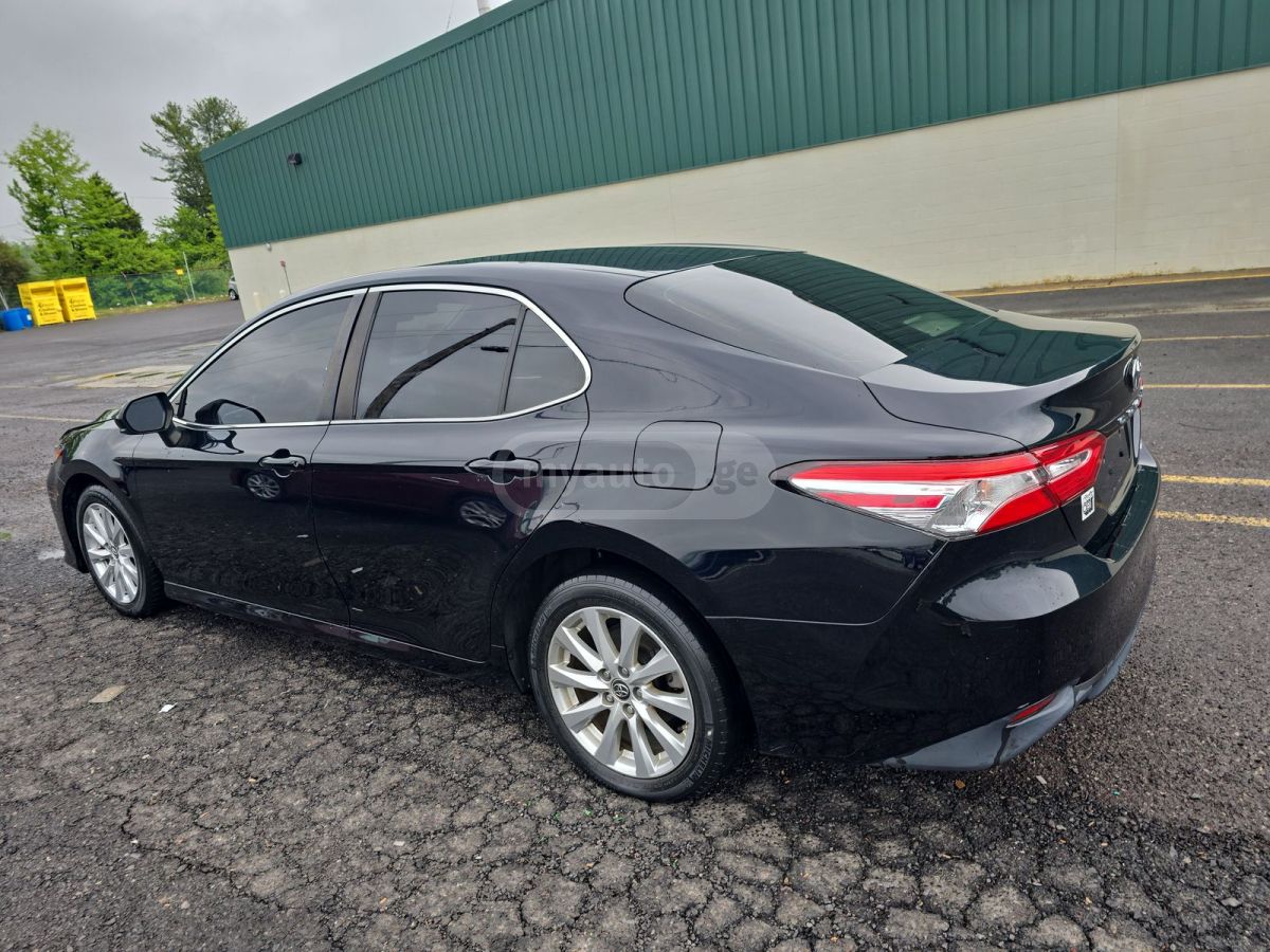 Toyota Camry 2018 — photo 2