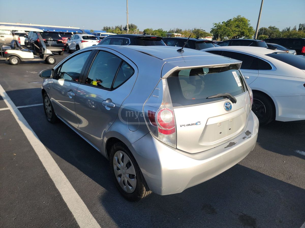 Toyota Prius C 2014 — photo 2