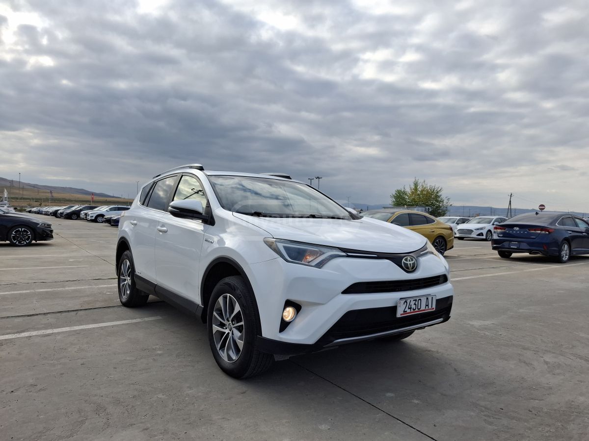 Toyota RAV4 2017 — photo 2