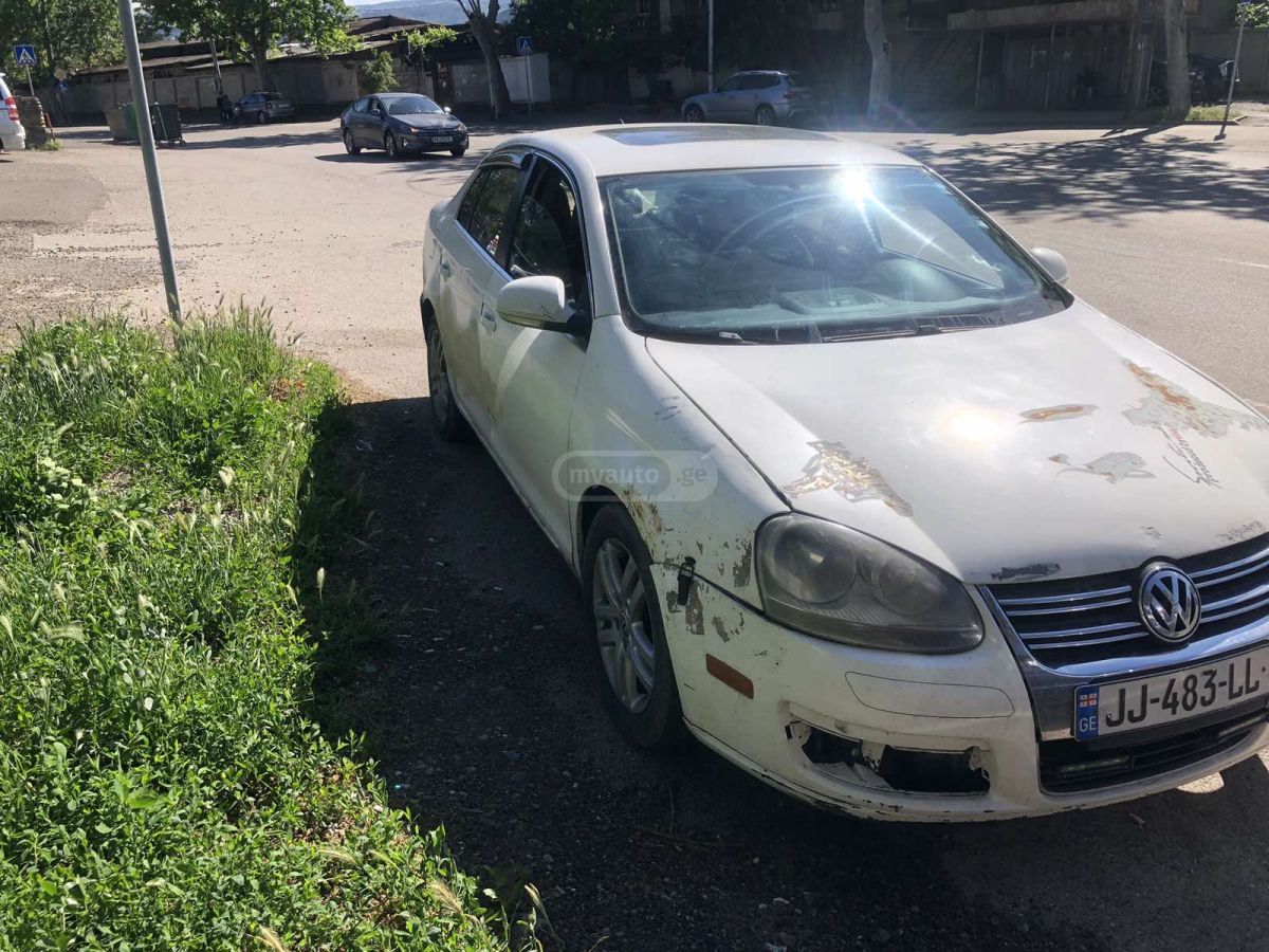 Volkswagen Jetta 2009 — photo 2