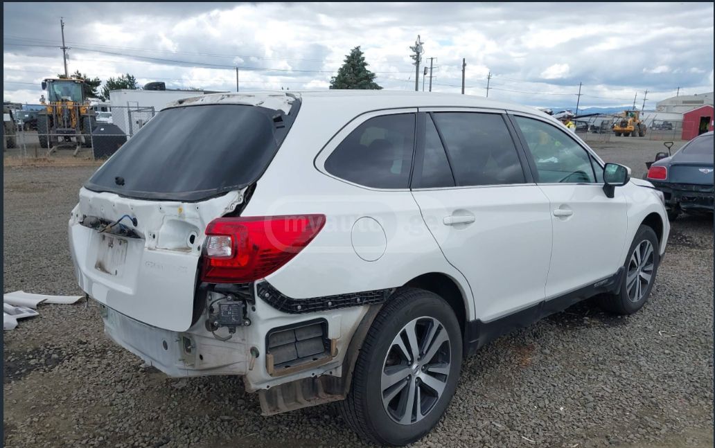 Subaru Outback 2018 — photo 2