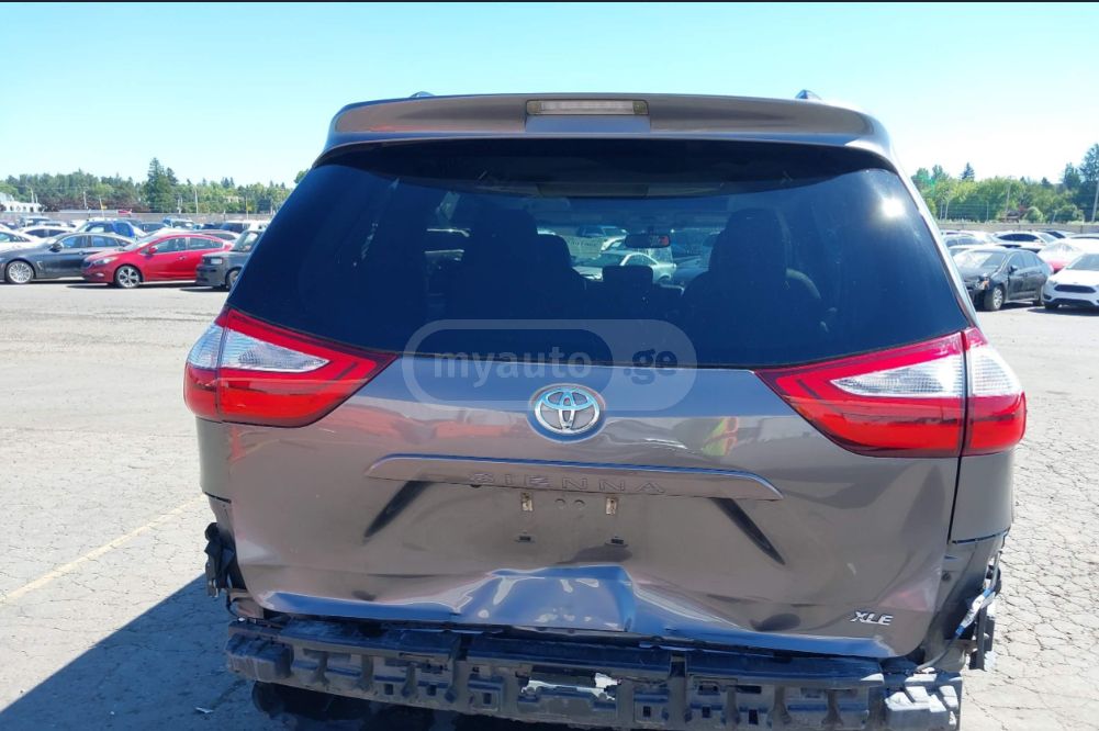 Toyota Sienna 2017 — photo 2