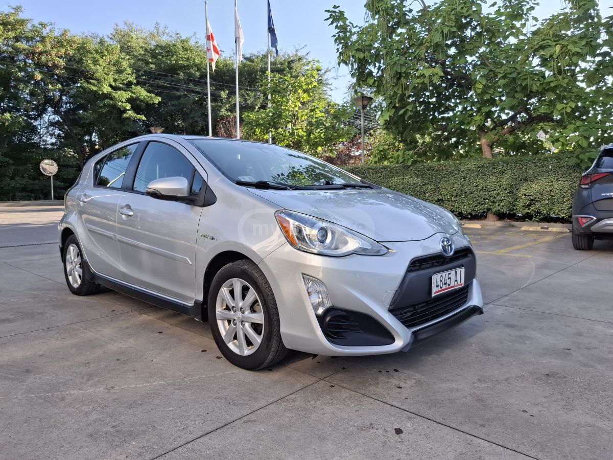 Toyota Prius C 2017 — photo 2