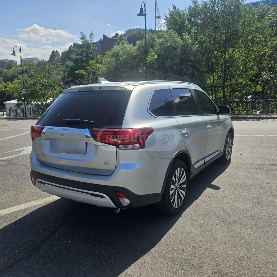 Mitsubishi Outlander 2020 — photo 2
