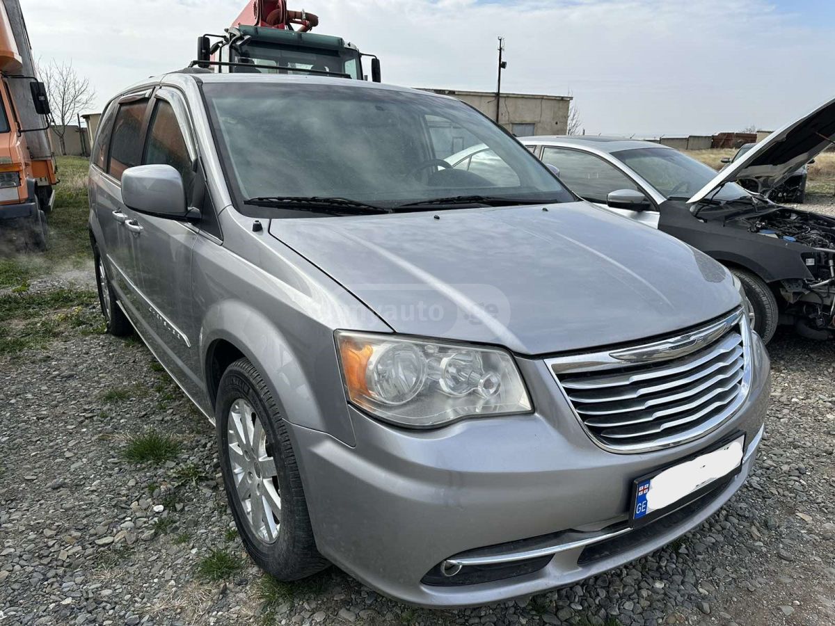 Chrysler Town and Country 2013 — photo 2