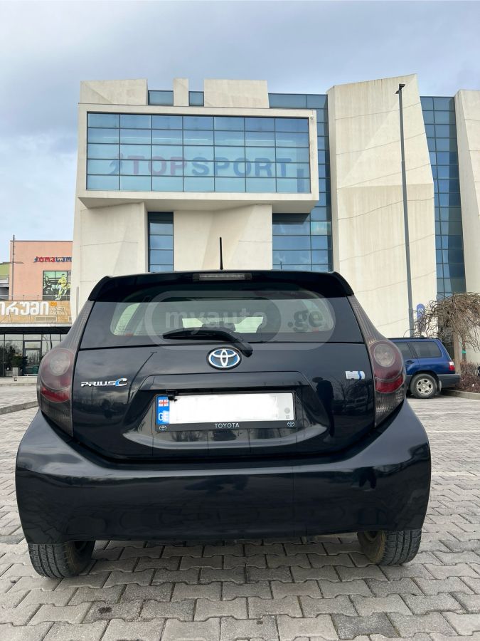 Toyota Prius C 2013 — photo 2