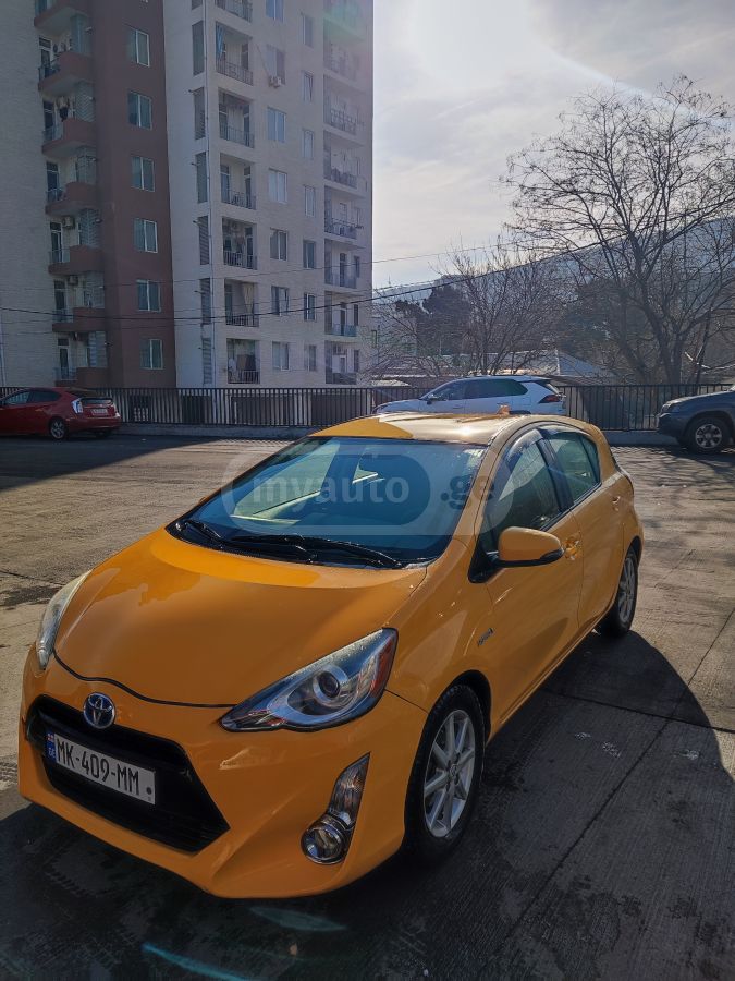 Toyota Prius C 2015 — photo 2