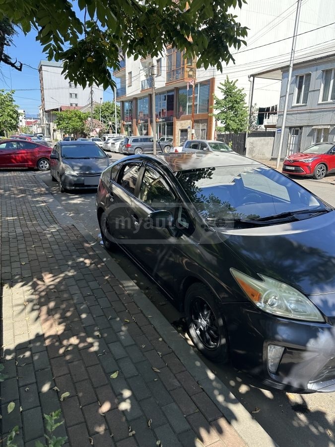 Toyota Prius 2014 — photo 2