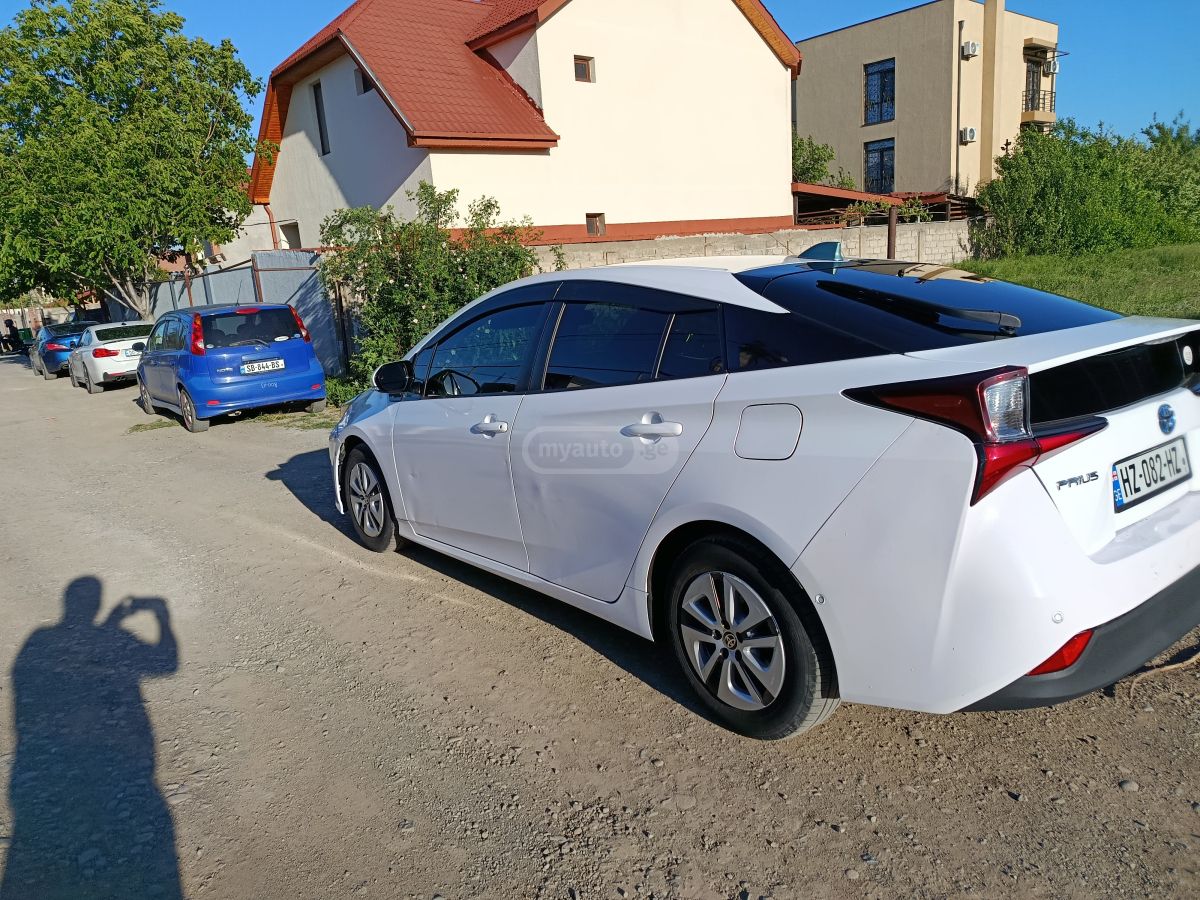 Toyota Prius 2019 — photo 2