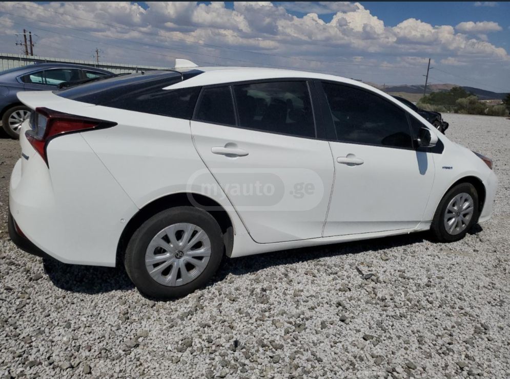 Toyota Prius 2019 — photo 2
