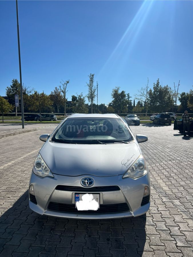 Toyota Prius C 2013 — photo 2