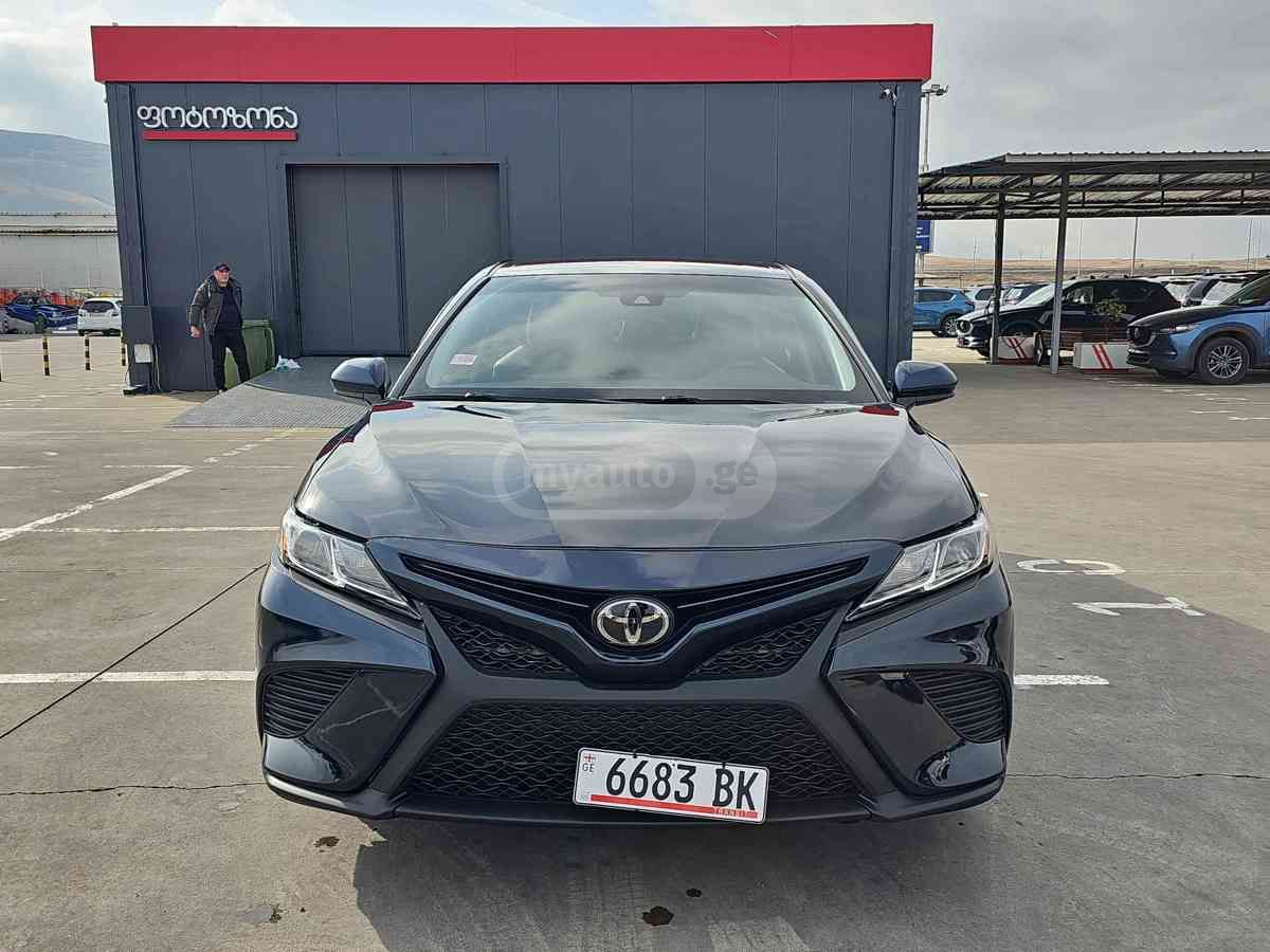 Toyota Camry 2019 — photo 2