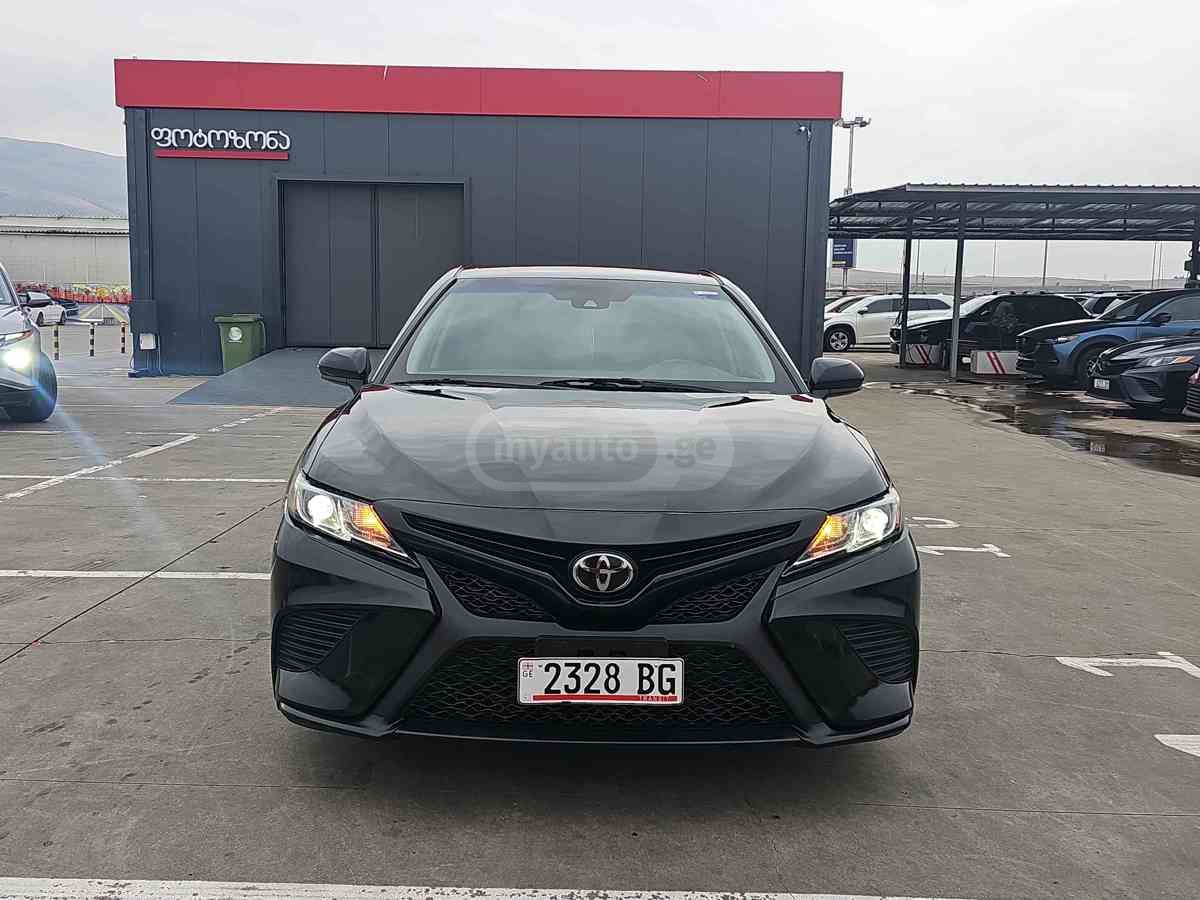 Toyota Camry 2020 — photo 2