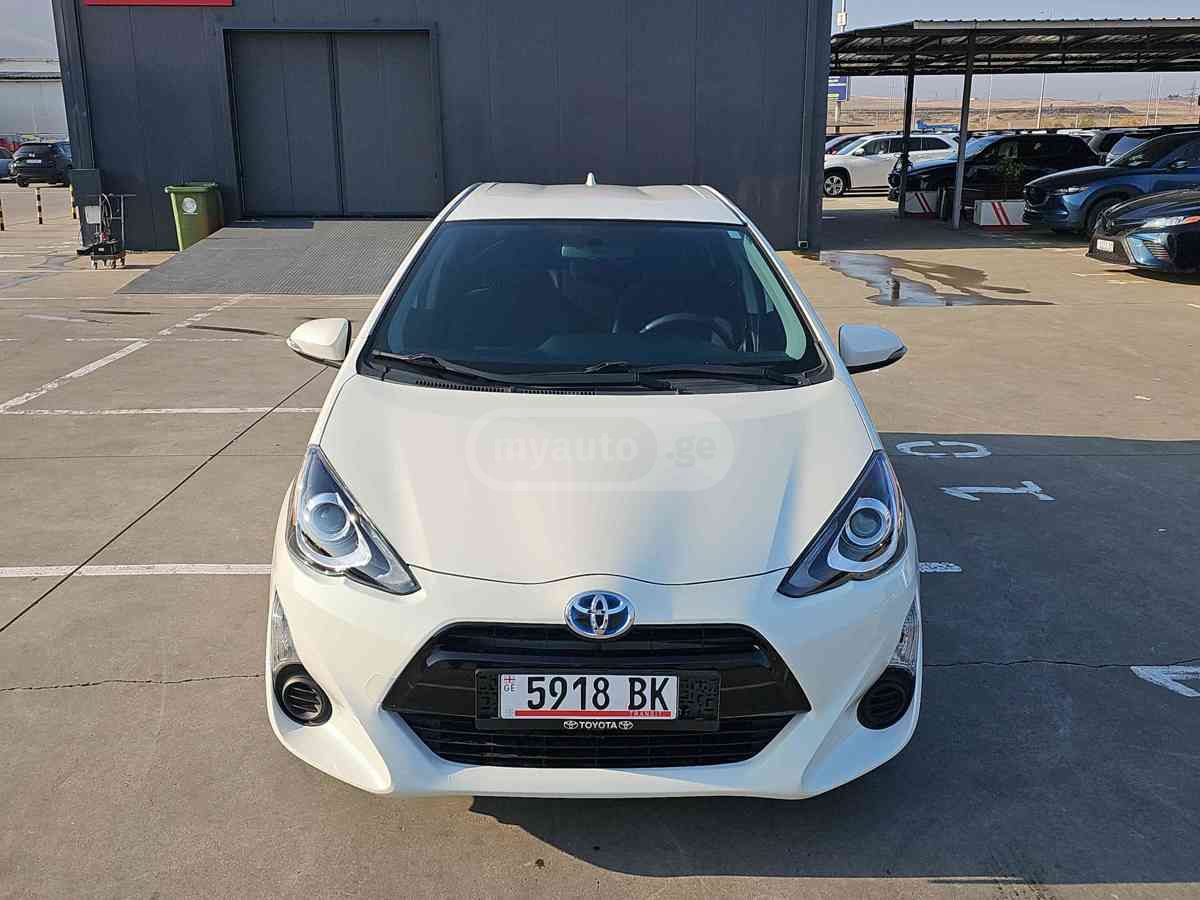 Toyota Prius C 2015 — photo 2
