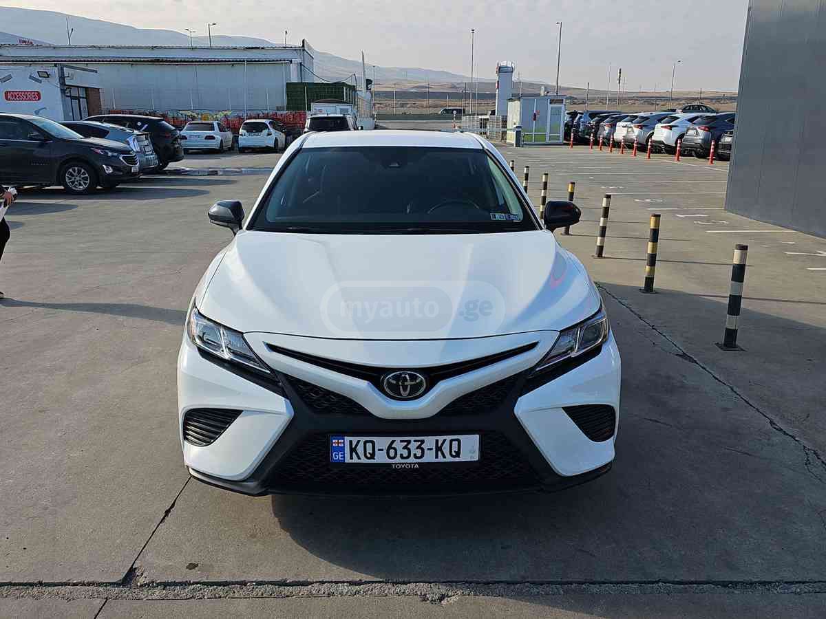 Toyota Camry 2020 — photo 2
