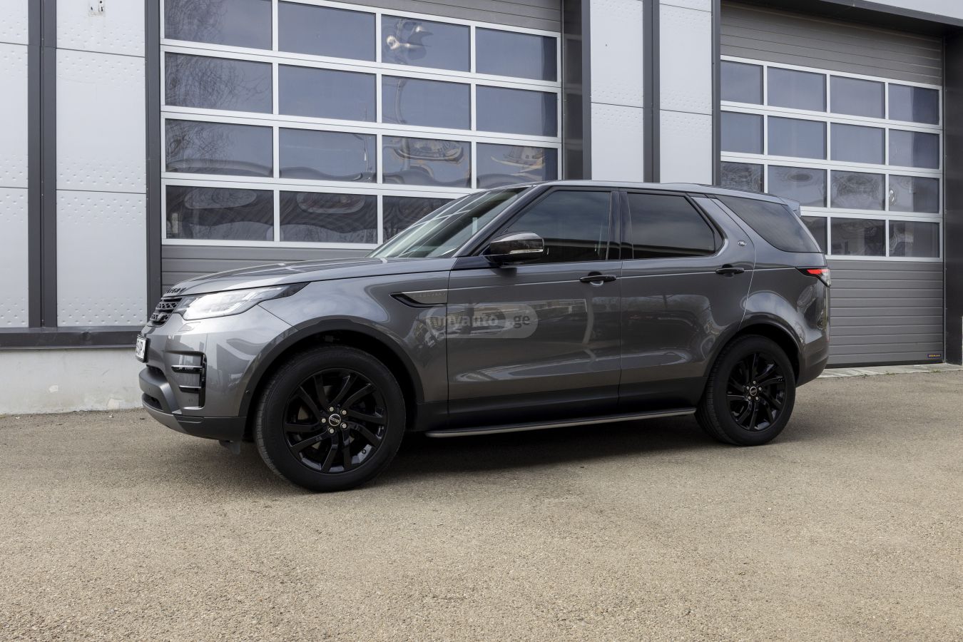 Land Rover Discovery 2018 — photo 2