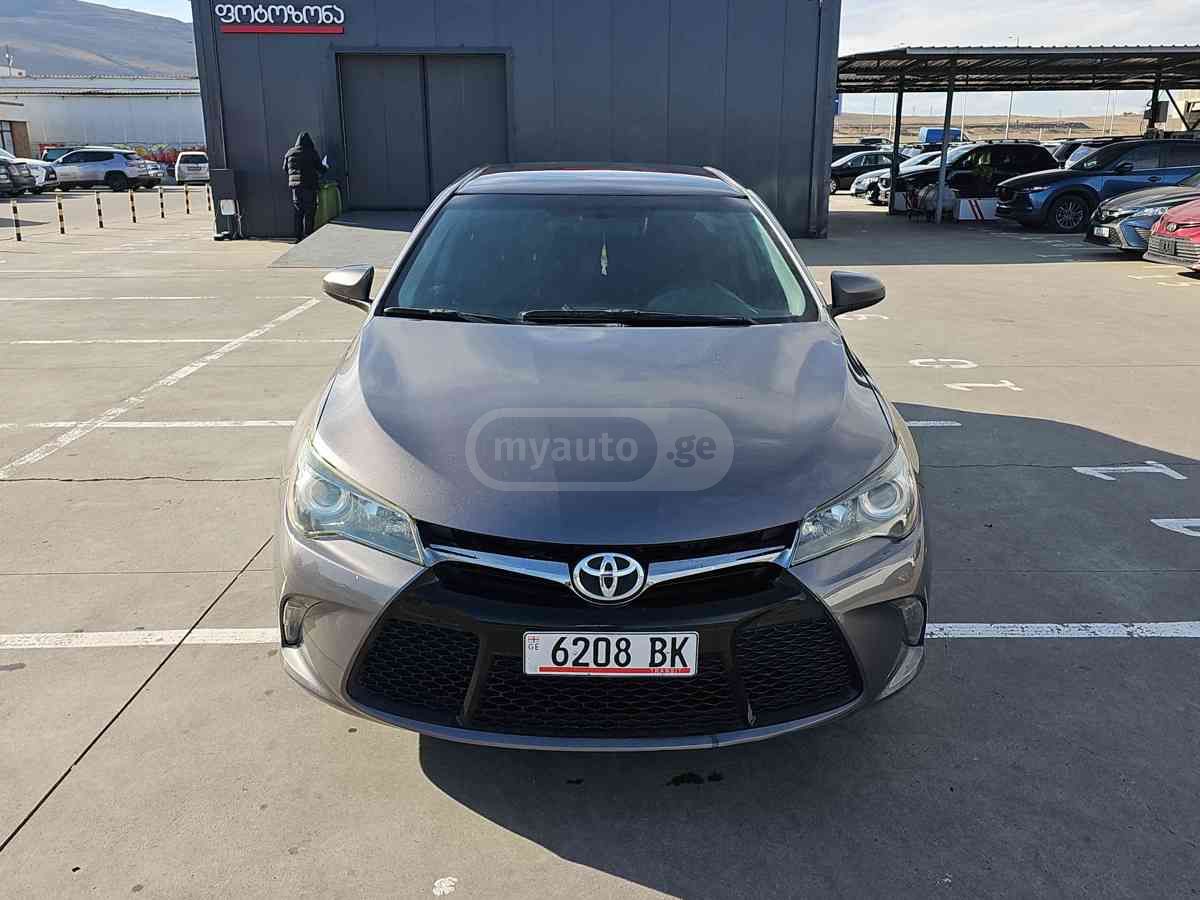 Toyota Camry 2017 — photo 2