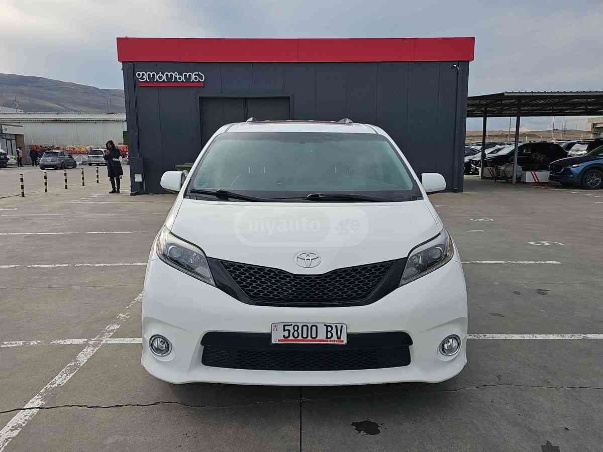 Toyota Sienna 2016 — photo 2