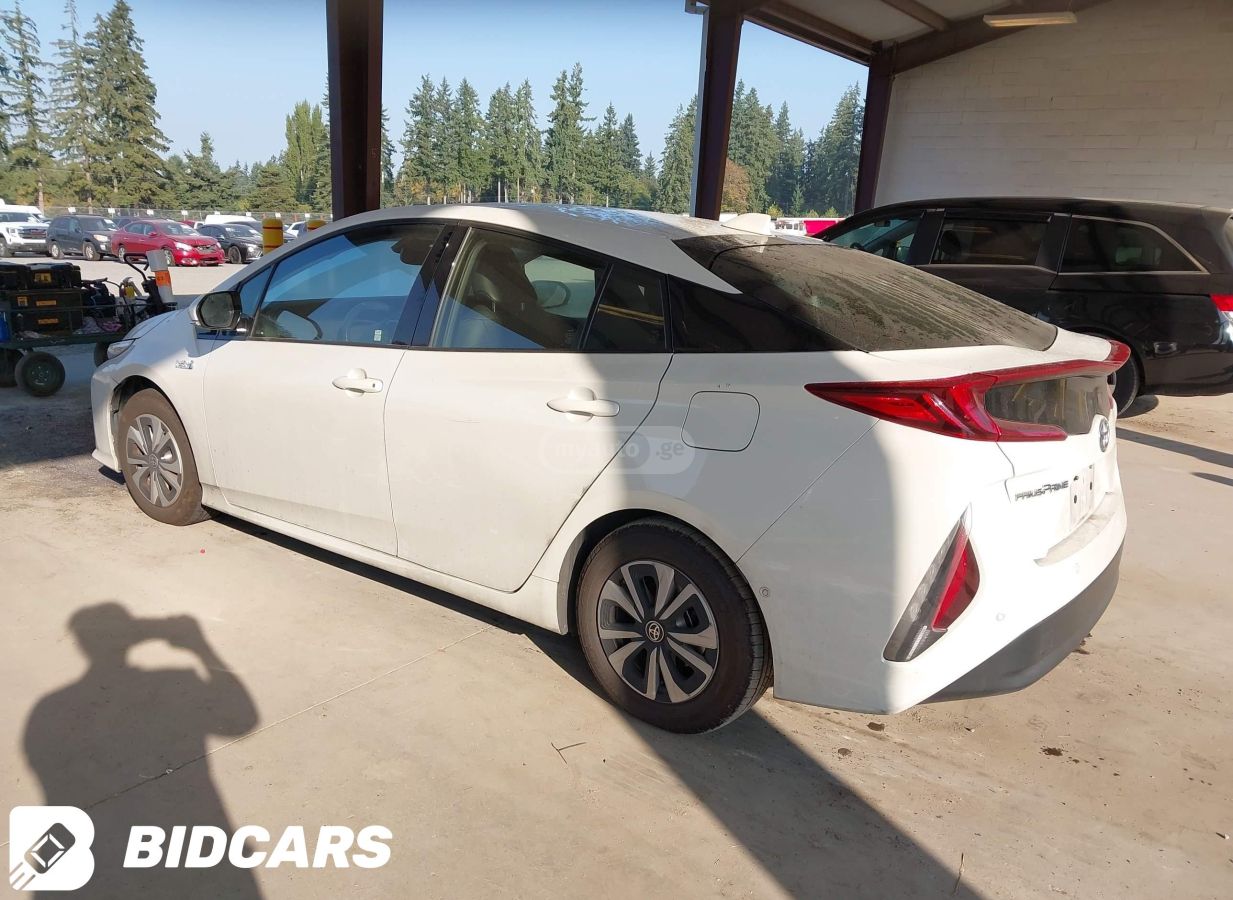 Toyota Prius Prime 2018 — photo 2