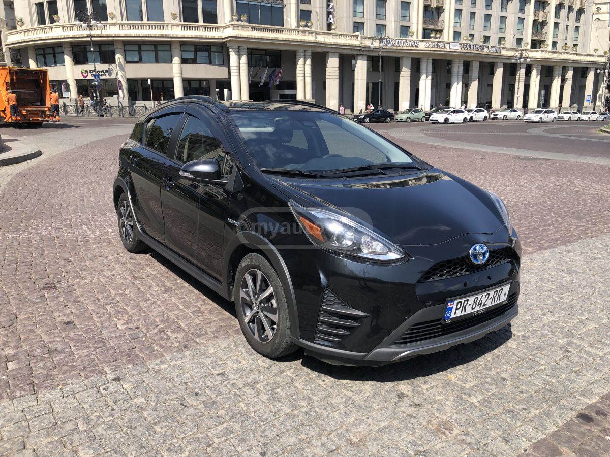 Toyota Prius C 2018 — photo 2