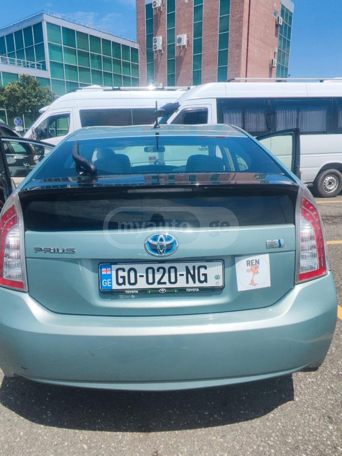 Toyota Prius 2013 — photo 2