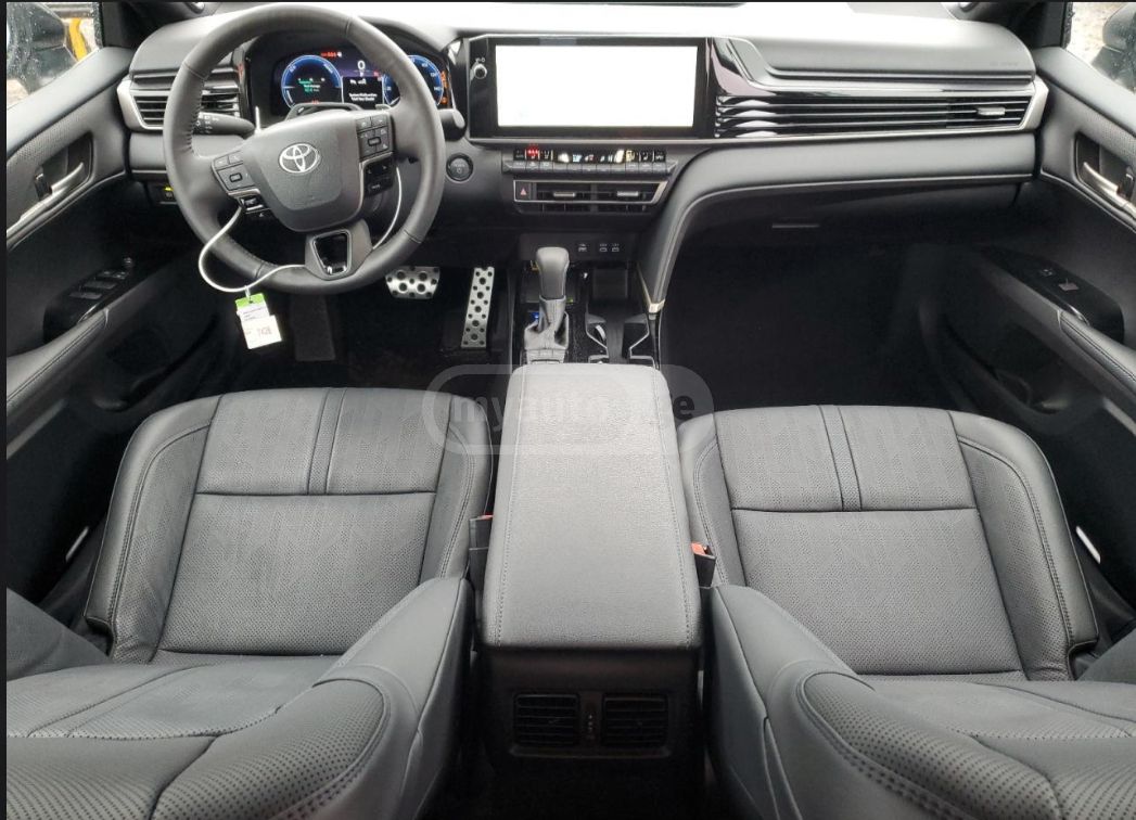 Toyota Camry 2025 — photo 2