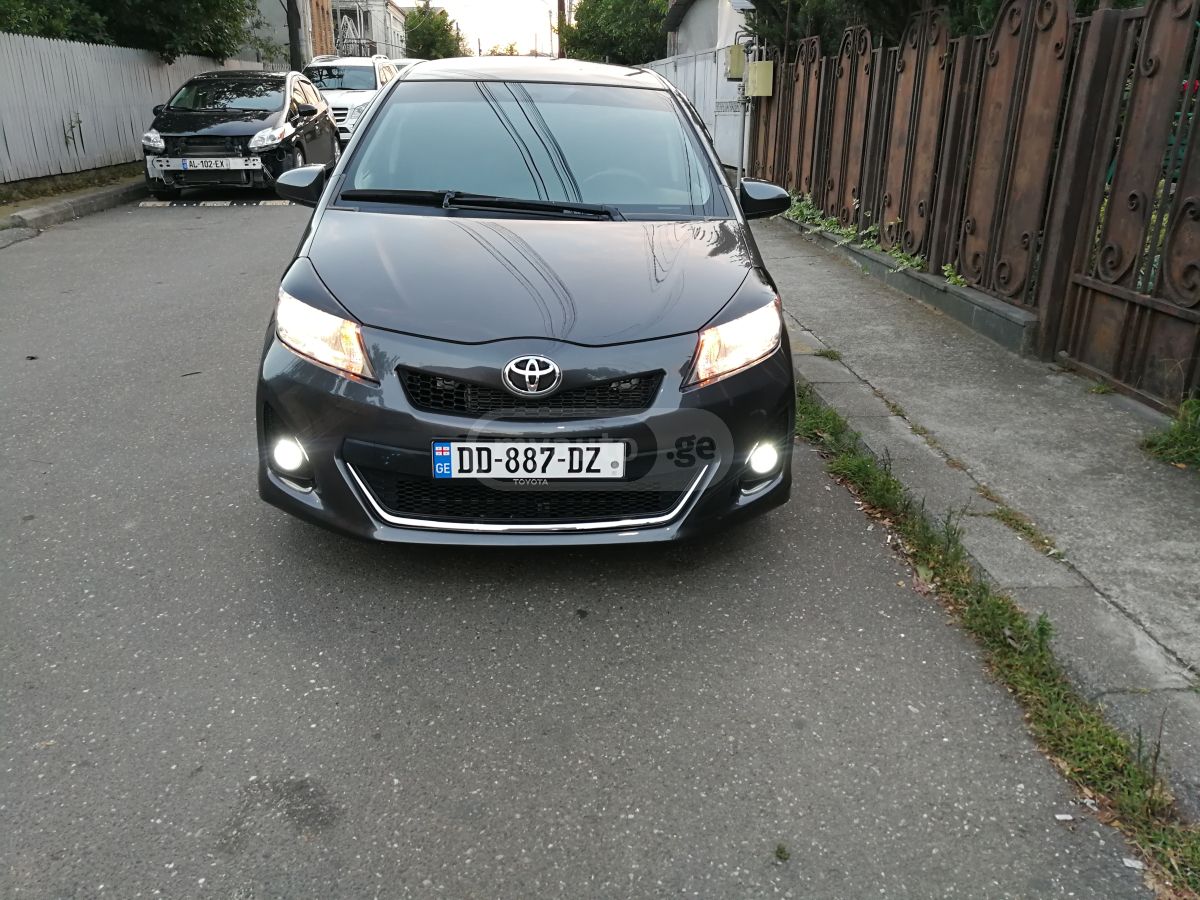 Toyota Yaris 2011 — photo 2
