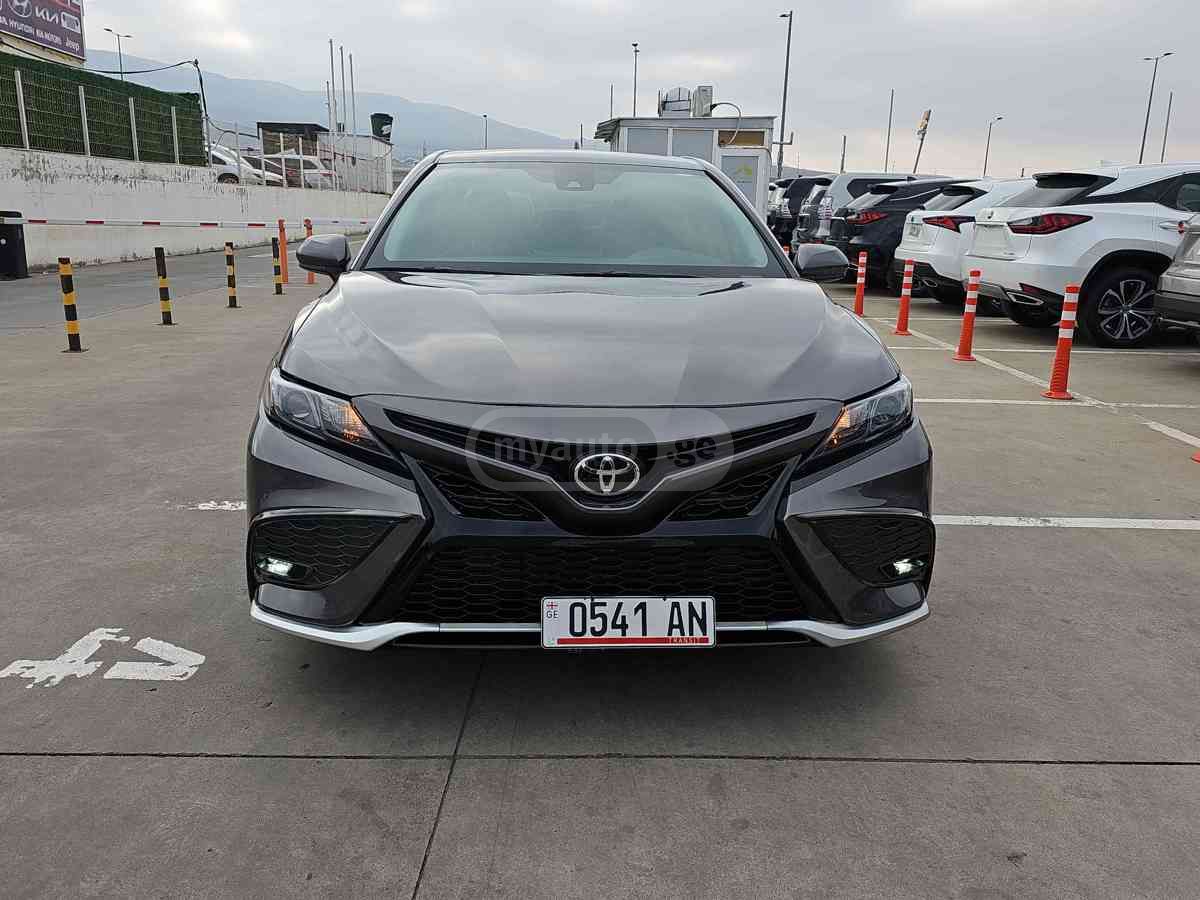 Toyota Camry 2021 — photo 2