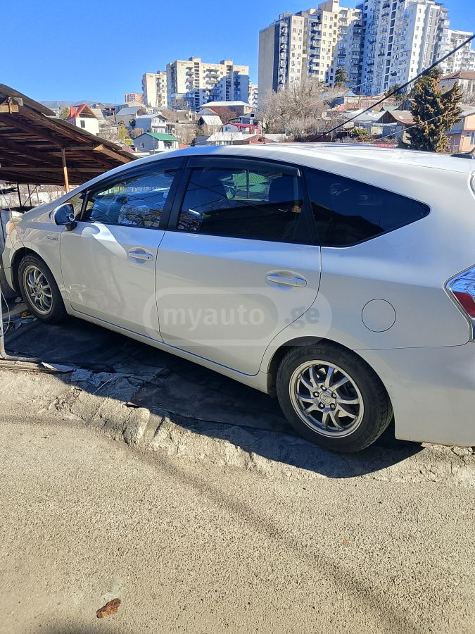 Toyota Prius V 2014 — photo 2