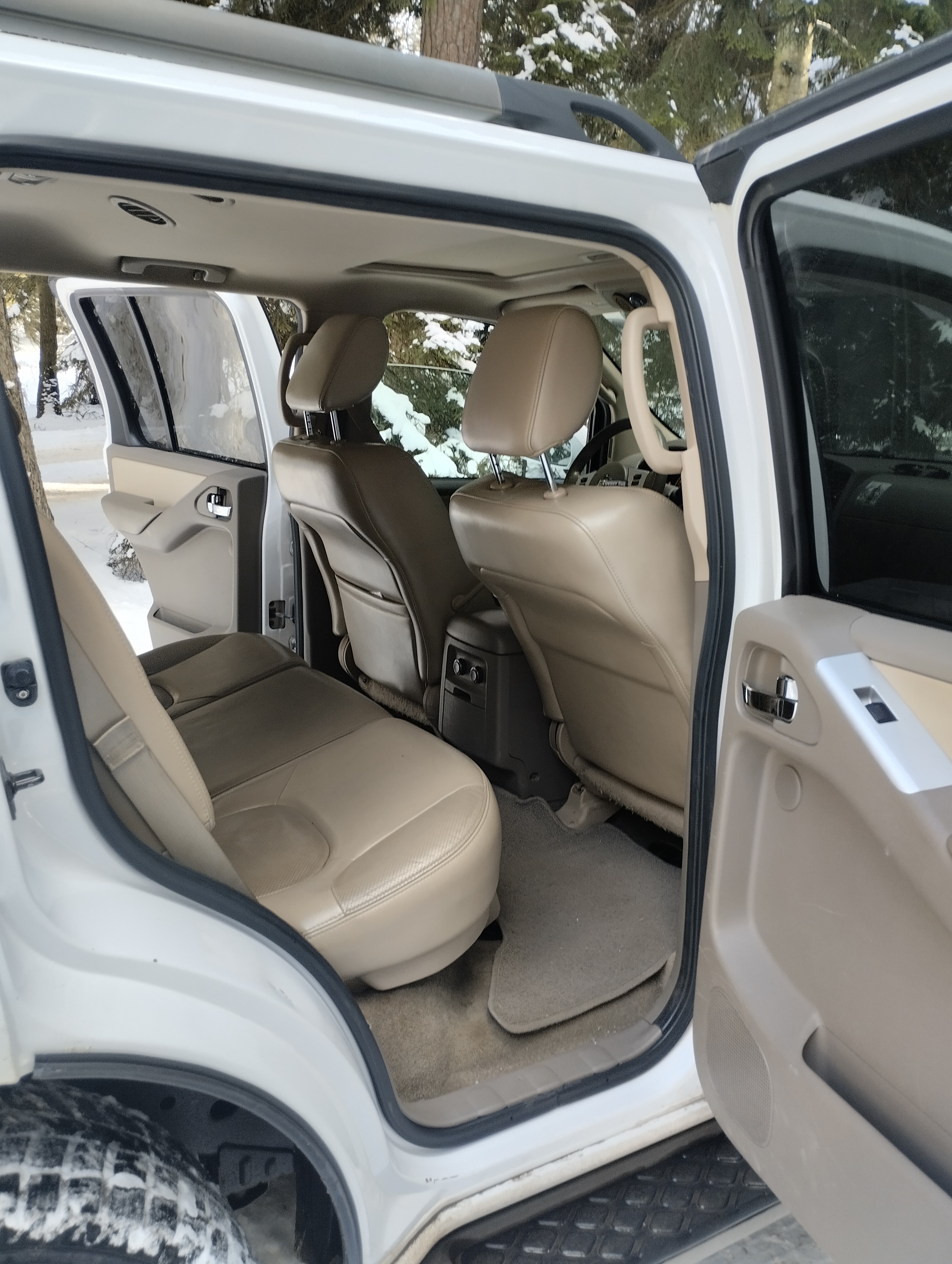 Nissan Pathfinder 2011 — photo 2