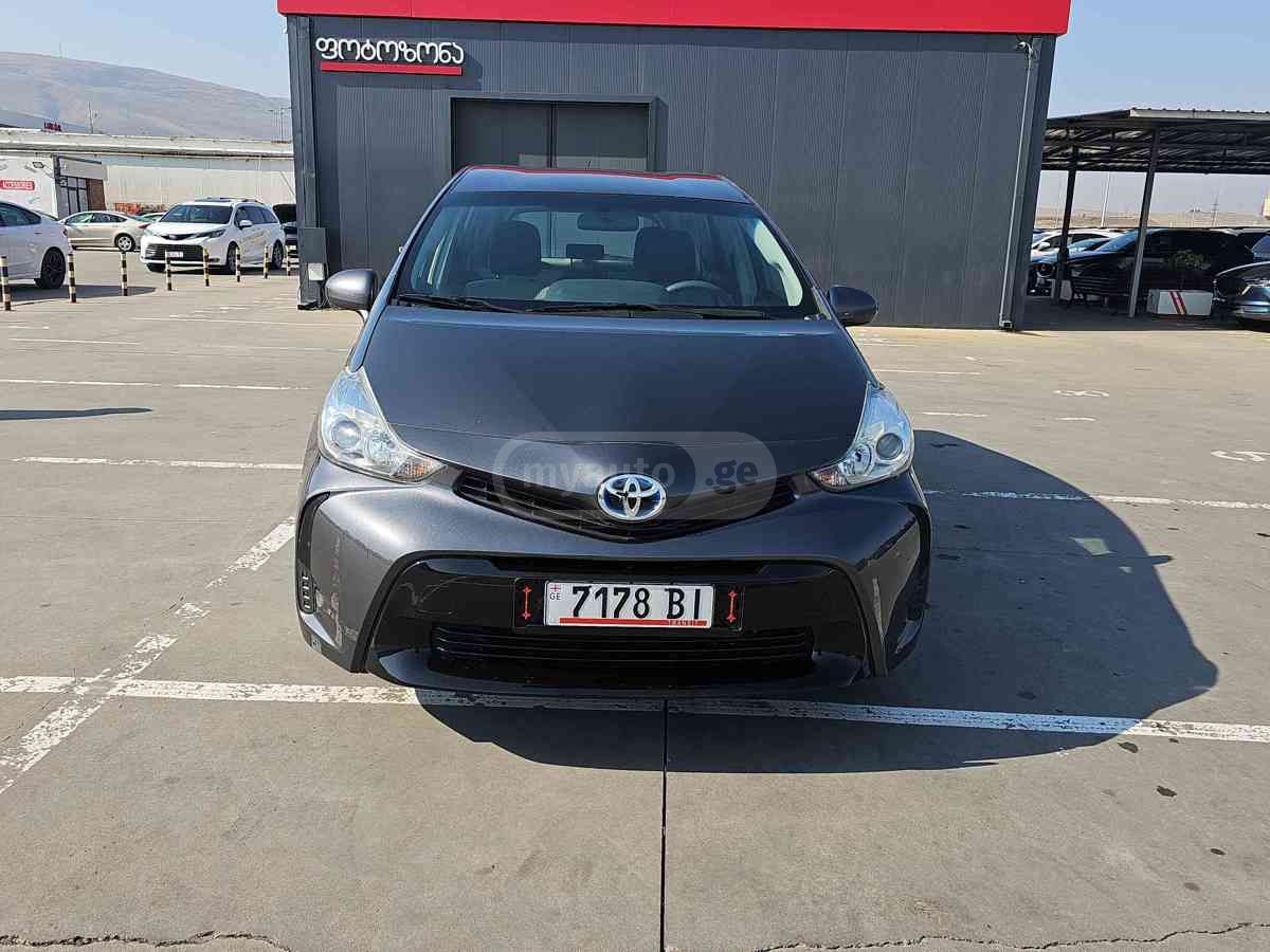 Toyota Prius V 2017 — photo 2