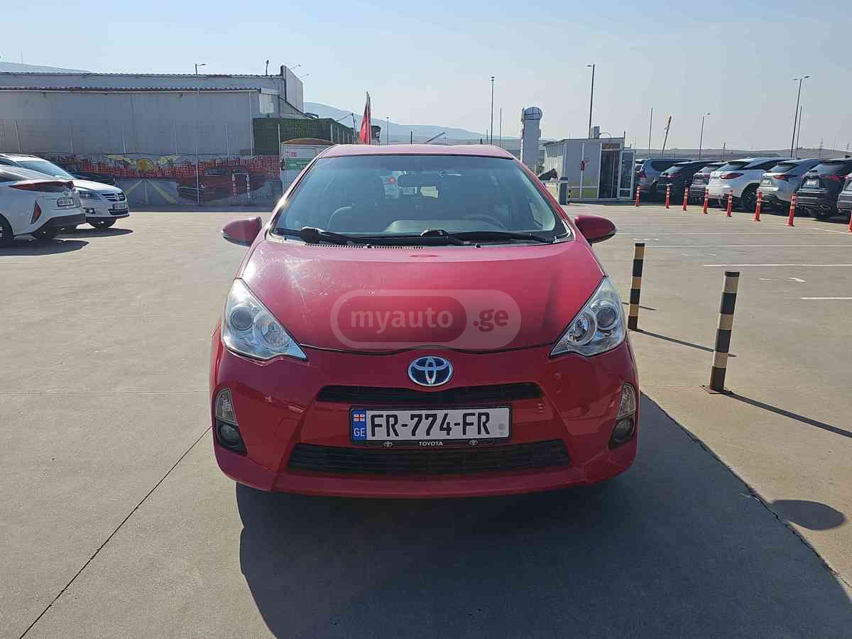 Toyota Prius C 2013 — photo 2