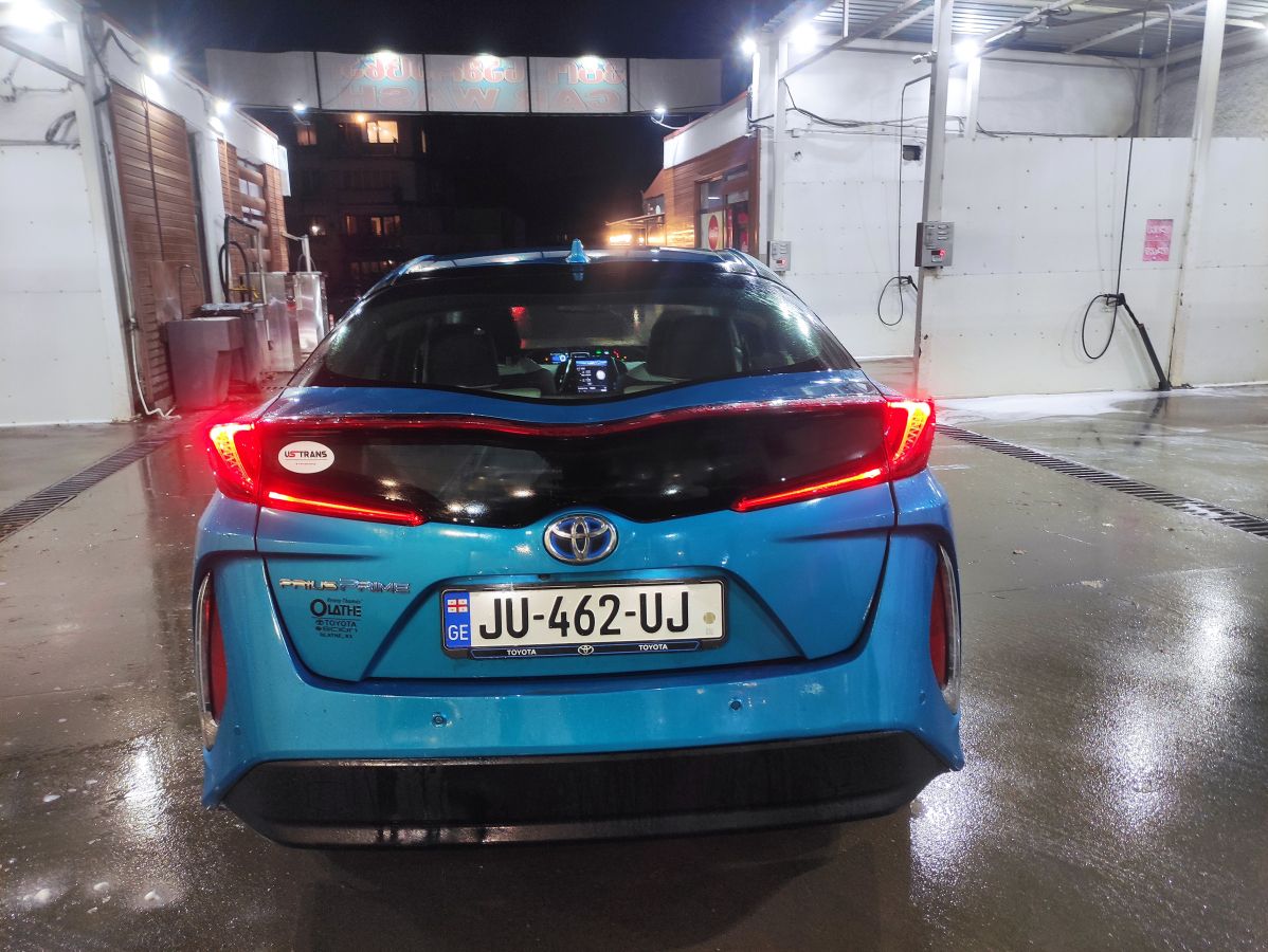 Toyota Prius Prime 2017 — photo 2
