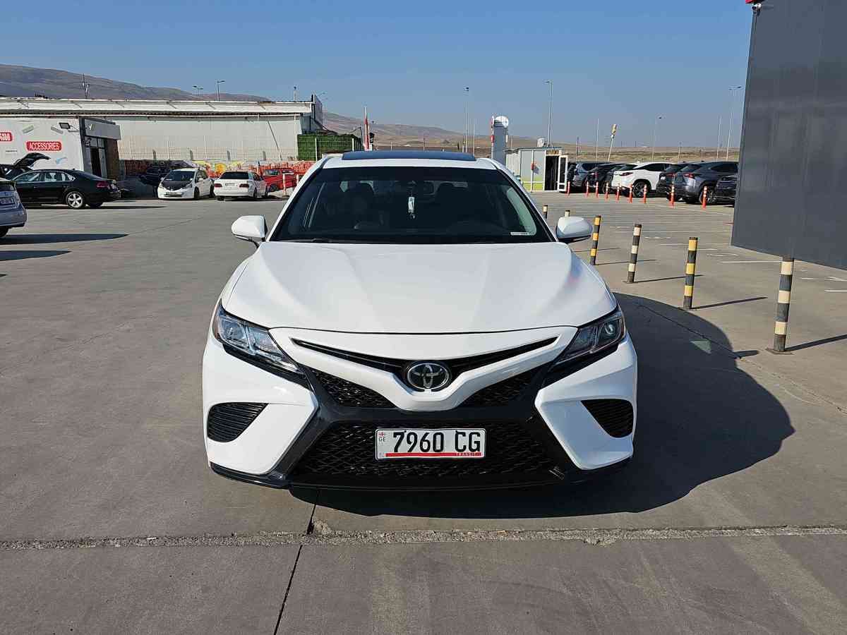 Toyota Camry 2018 — photo 2