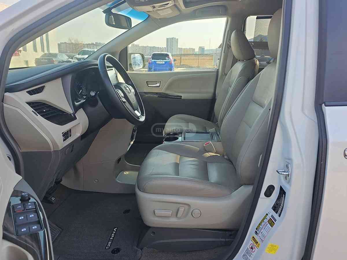 Toyota Sienna 2017 — photo 2