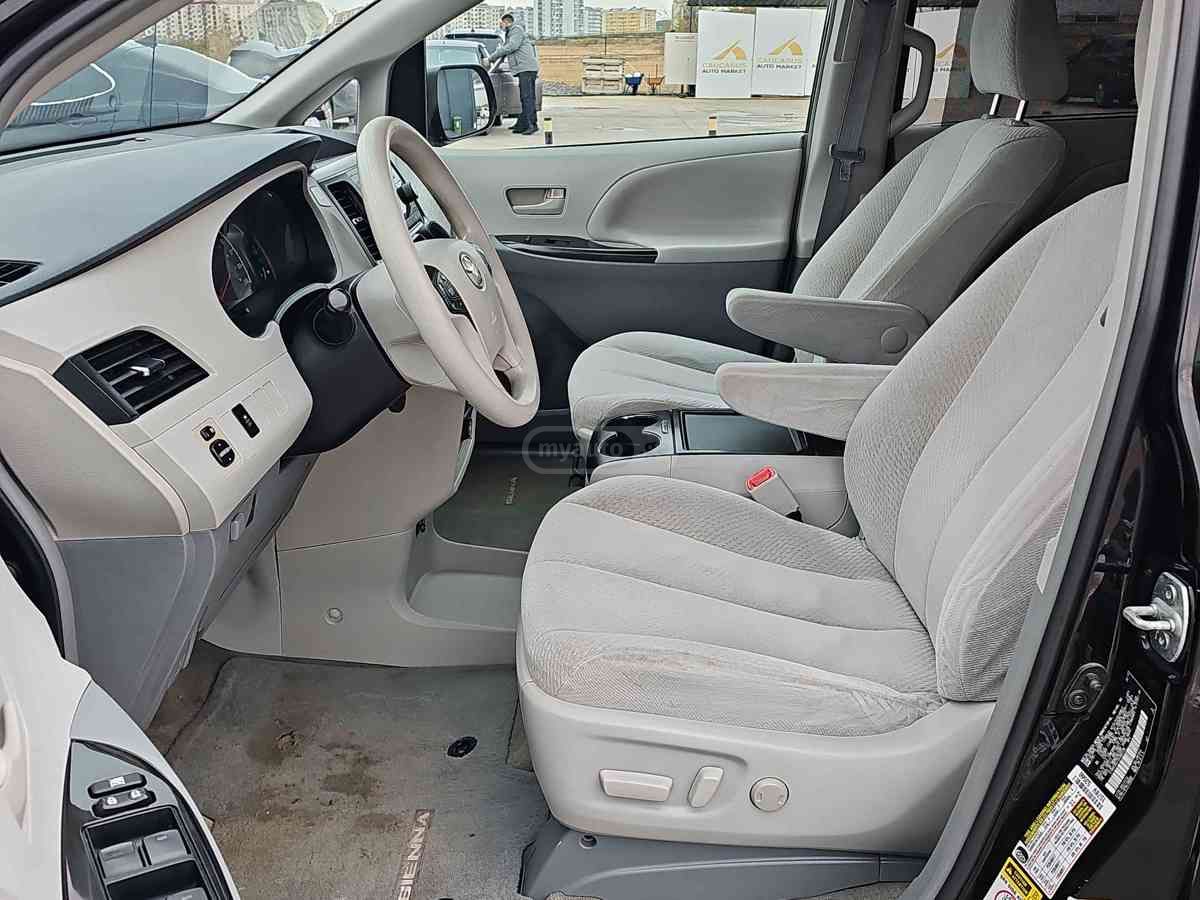 Toyota Sienna 2014 — photo 2