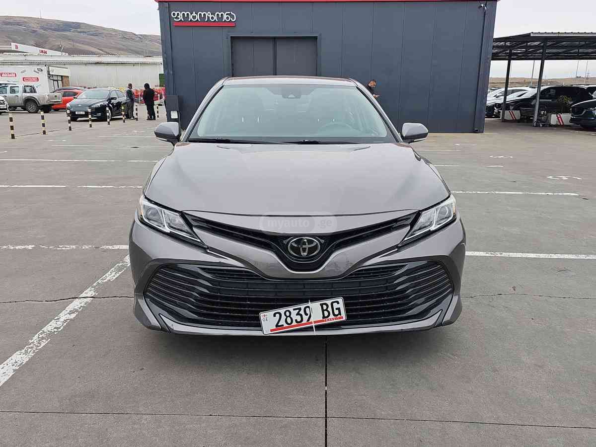 Toyota Camry 2020 — photo 2