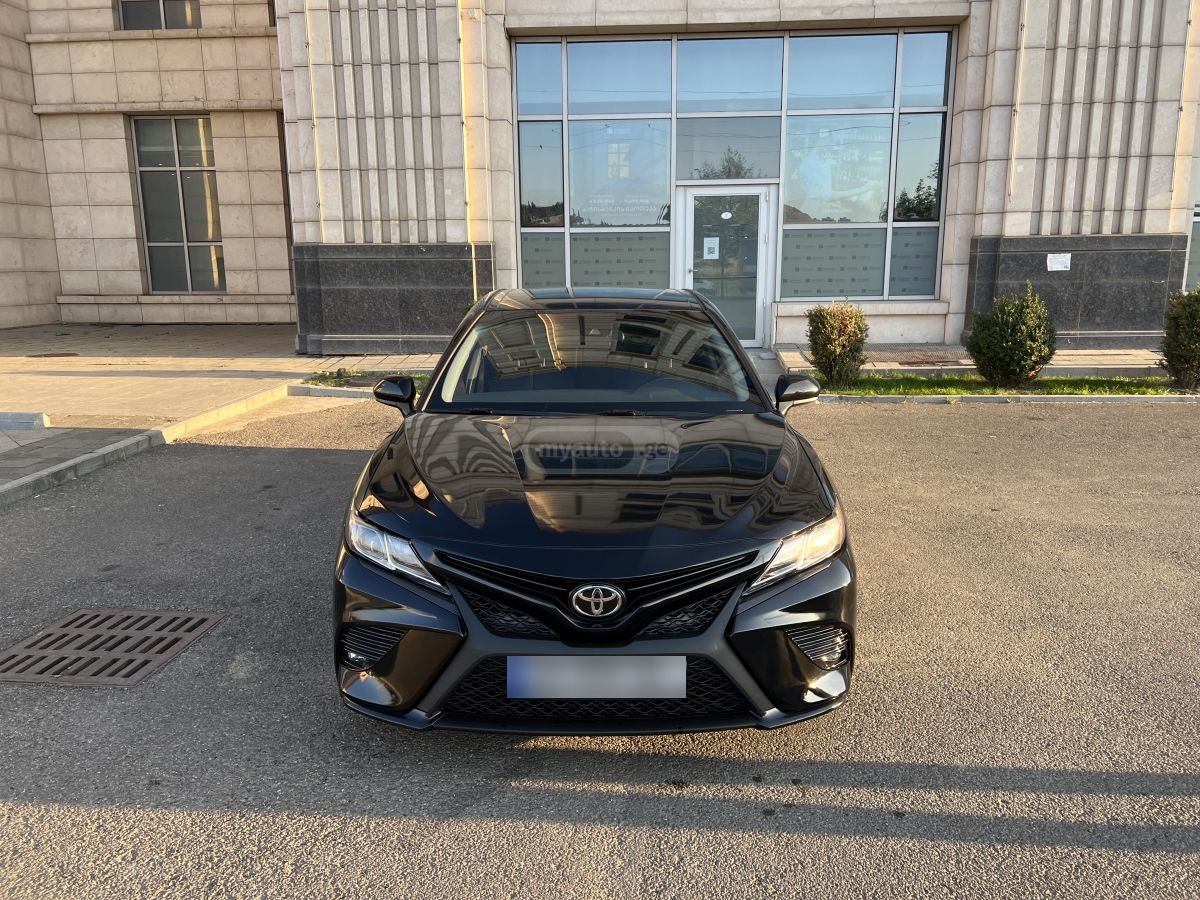 Toyota Camry 2019 — photo 2