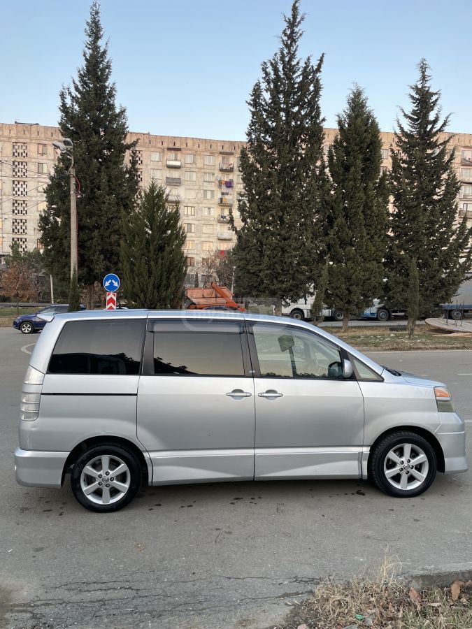Toyota Voxy 2003 — photo 2