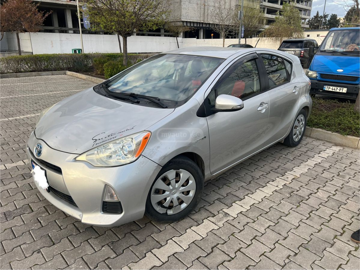 Toyota Prius C 2013 — photo 2