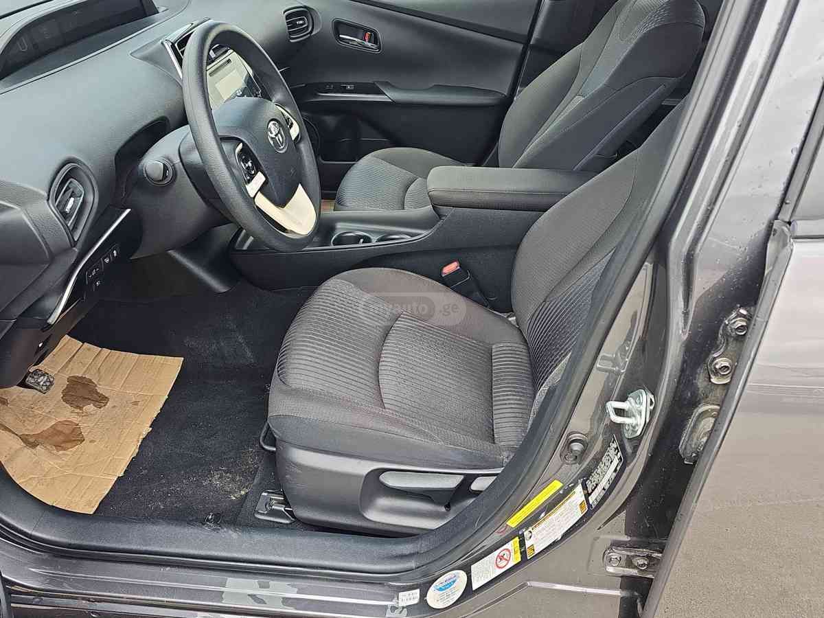 Toyota Prius 2017 — photo 2